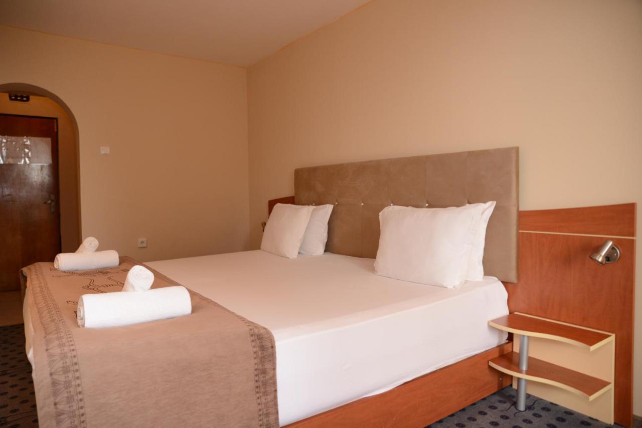 Bona Vita Hotel โกลเดน แซนส์ ภายนอก รูปภาพ